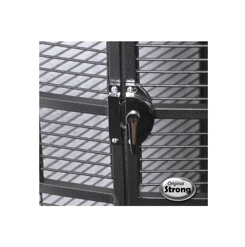 Close-up of the latch on the black metal bars of the Strong papegaaienkooi flight cage Triple.