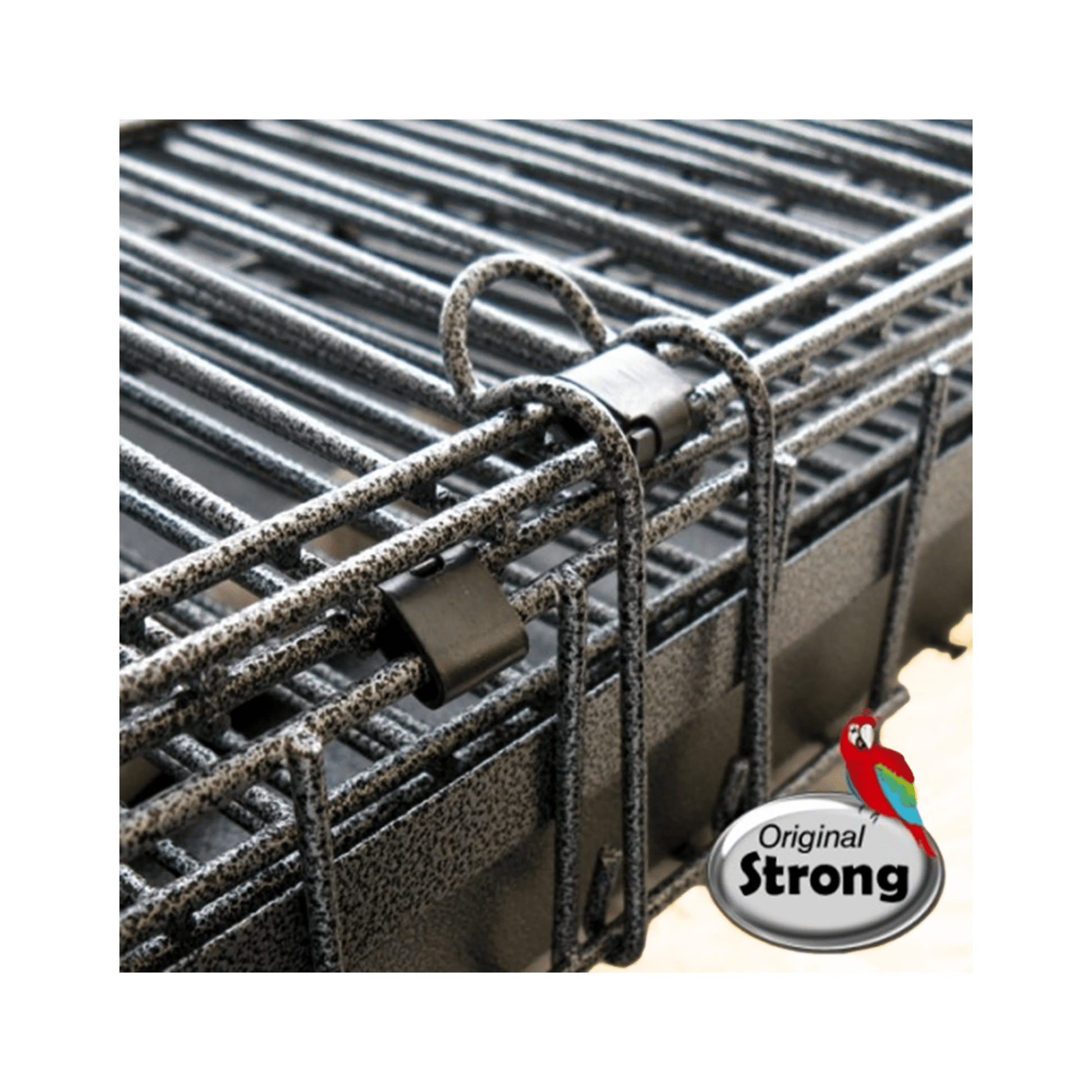 Close-up of the locking mechanism on the Strong Transportkooi Traveler bird transport cage for secure travel.