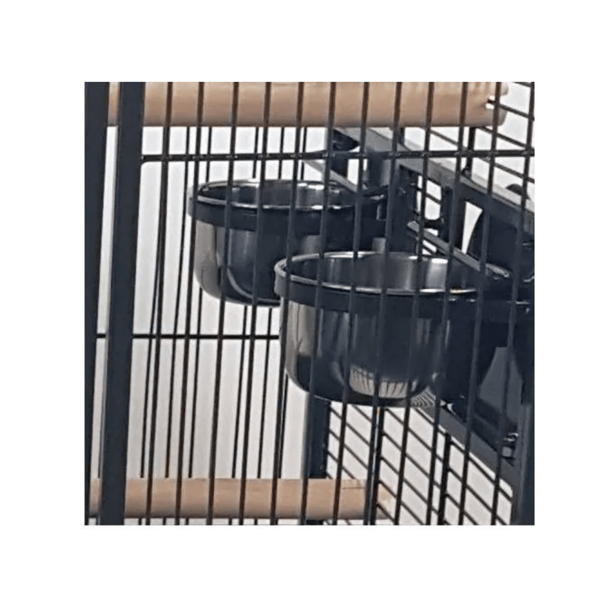 Strong parkietenkooi Bianca showing metal feeding bowls and wooden perches inside a sturdy black birdcage.