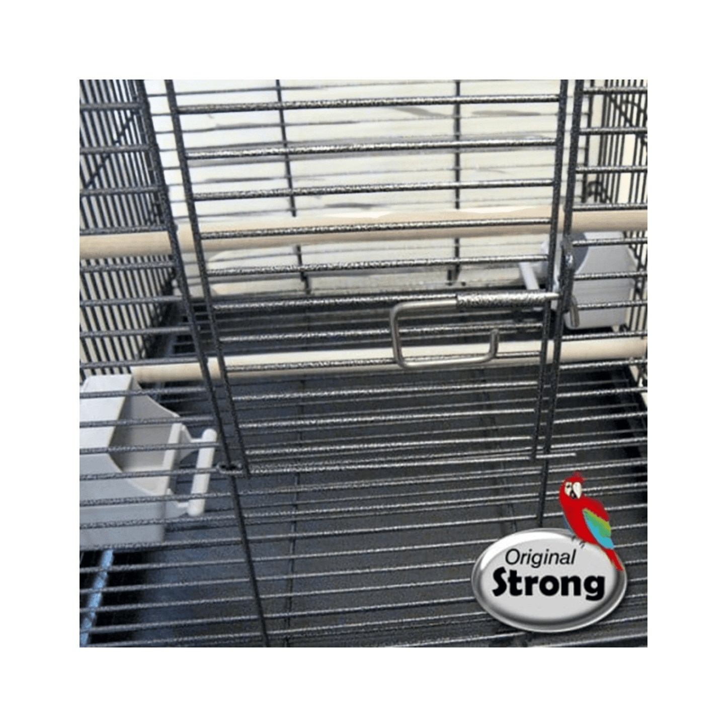 Strong Transportkooi Traveler bird cage with secure door, wooden perches, removable trays, and feeding bowls for safe transport.
