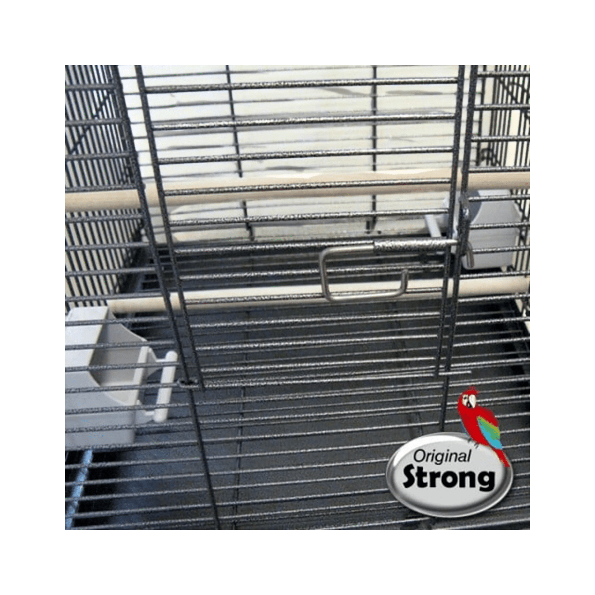Strong Transportkooi Traveler bird cage with secure door, wooden perches, removable trays, and feeding bowls for safe transport.
